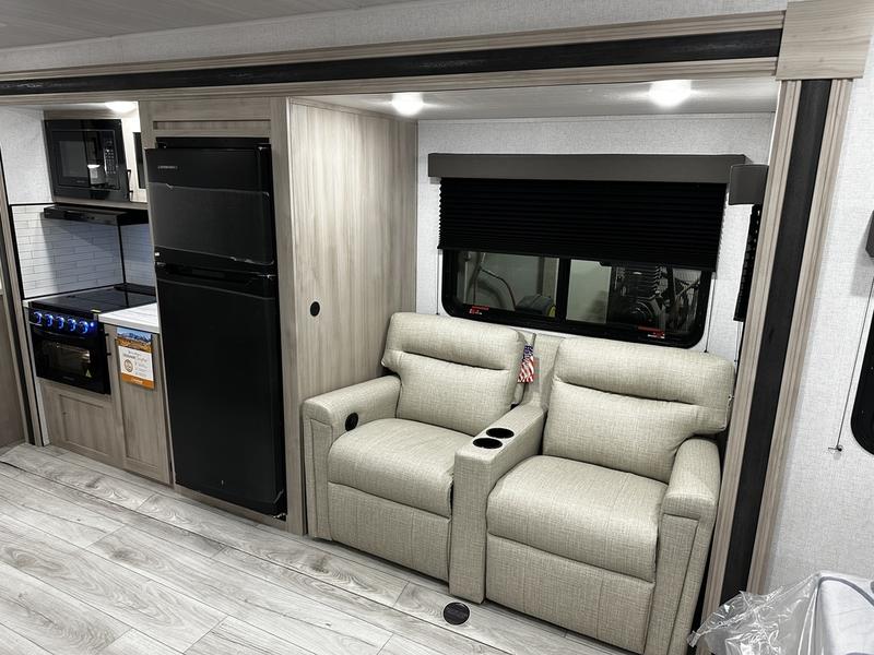 2025 Forest River Della Terra 221ML - Image 8
