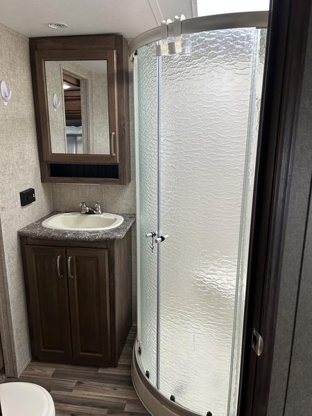 2016 Keystone RV Avalanche 380FL - Image 20