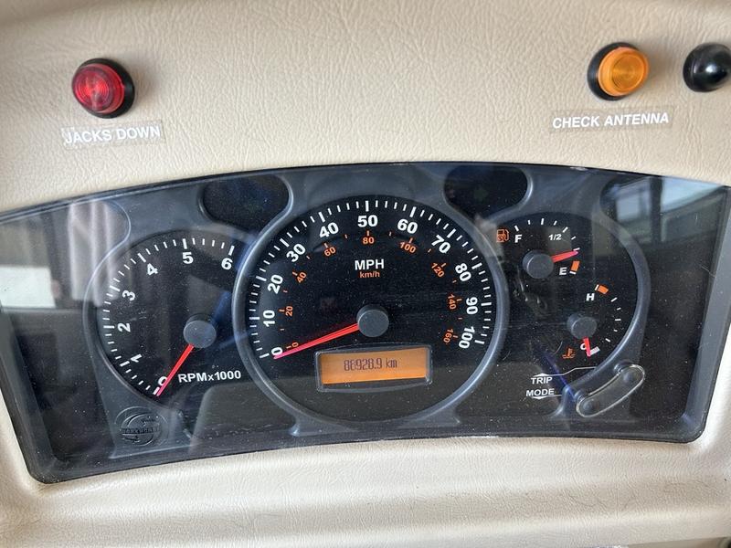 2005 Winnebago Voyage 38J - Image 6