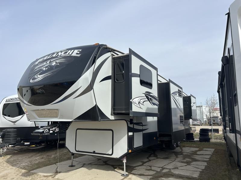 2016 Keystone RV Avalanche 380FL - Image 3