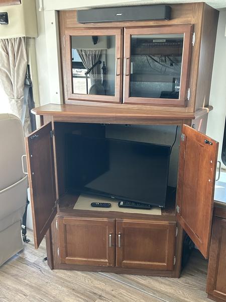 2005 Winnebago Voyage 38J - Image 13