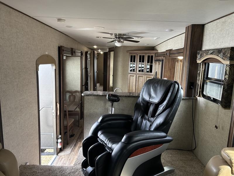 2016 Keystone RV Avalanche 380FL - Image 11