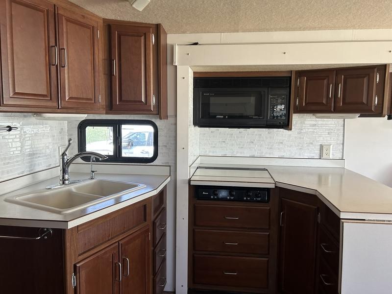 2005 Winnebago Voyage 38J - Image 22