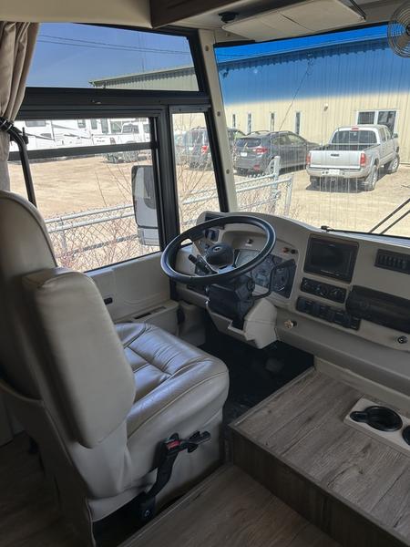 2005 Winnebago Voyage 38J - Image 8