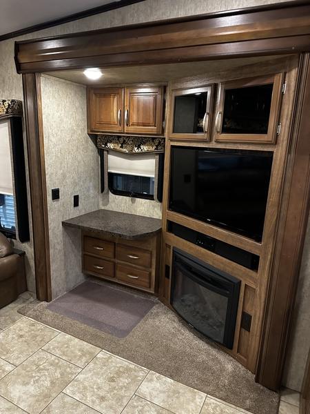 2016 Keystone RV Montana High Country 343RL - Image 9