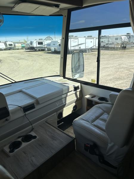 2005 Winnebago Voyage 38J - Image 9