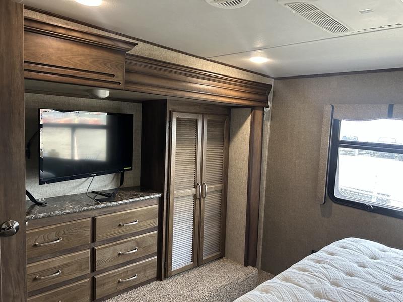 2016 Keystone RV Avalanche 380FL - Image 17