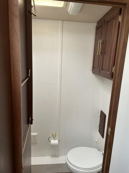 2005 Winnebago Voyage 38J - Image 12