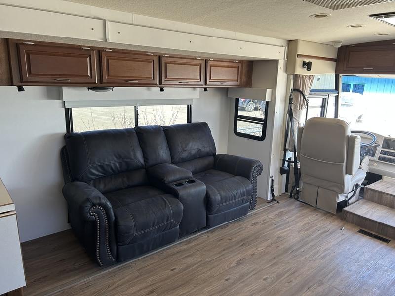 2005 Winnebago Voyage 38J - Image 15