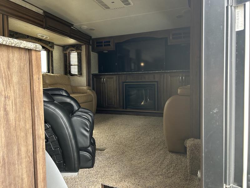 2016 Keystone RV Avalanche 380FL - Image 9