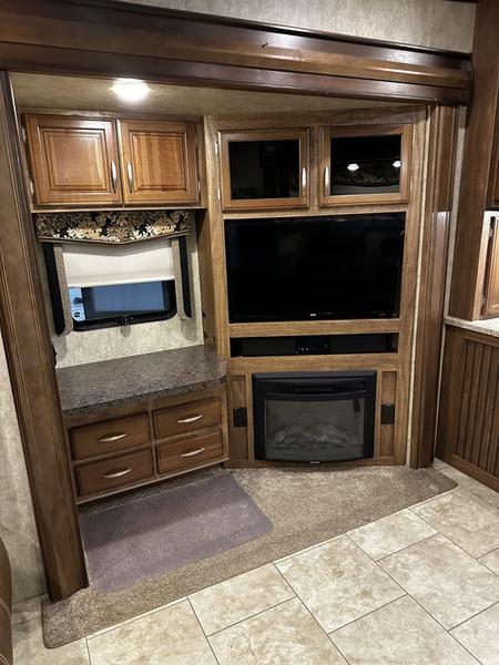 2016 Keystone RV Montana High Country 343RL - Image 11