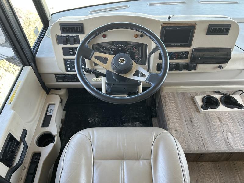 2005 Winnebago Voyage 38J - Image 7