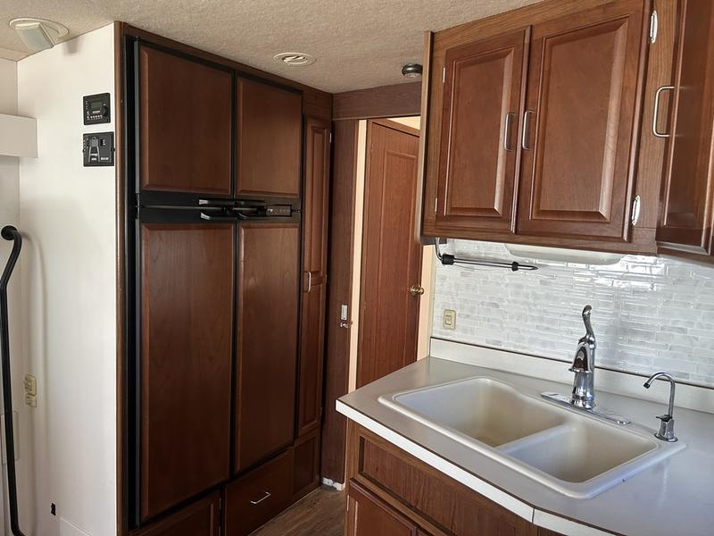 2005 Winnebago Voyage 38J - Image 19