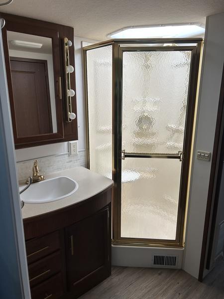 2005 Winnebago Voyage 38J - Image 20