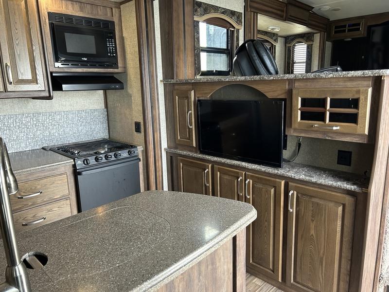 2016 Keystone RV Avalanche 380FL - Image 14