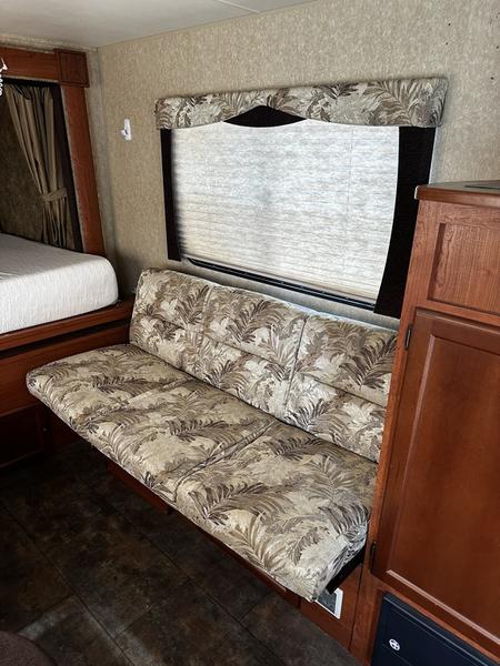 2012 Dutchmen Aerolite 215BHKS - Image 9